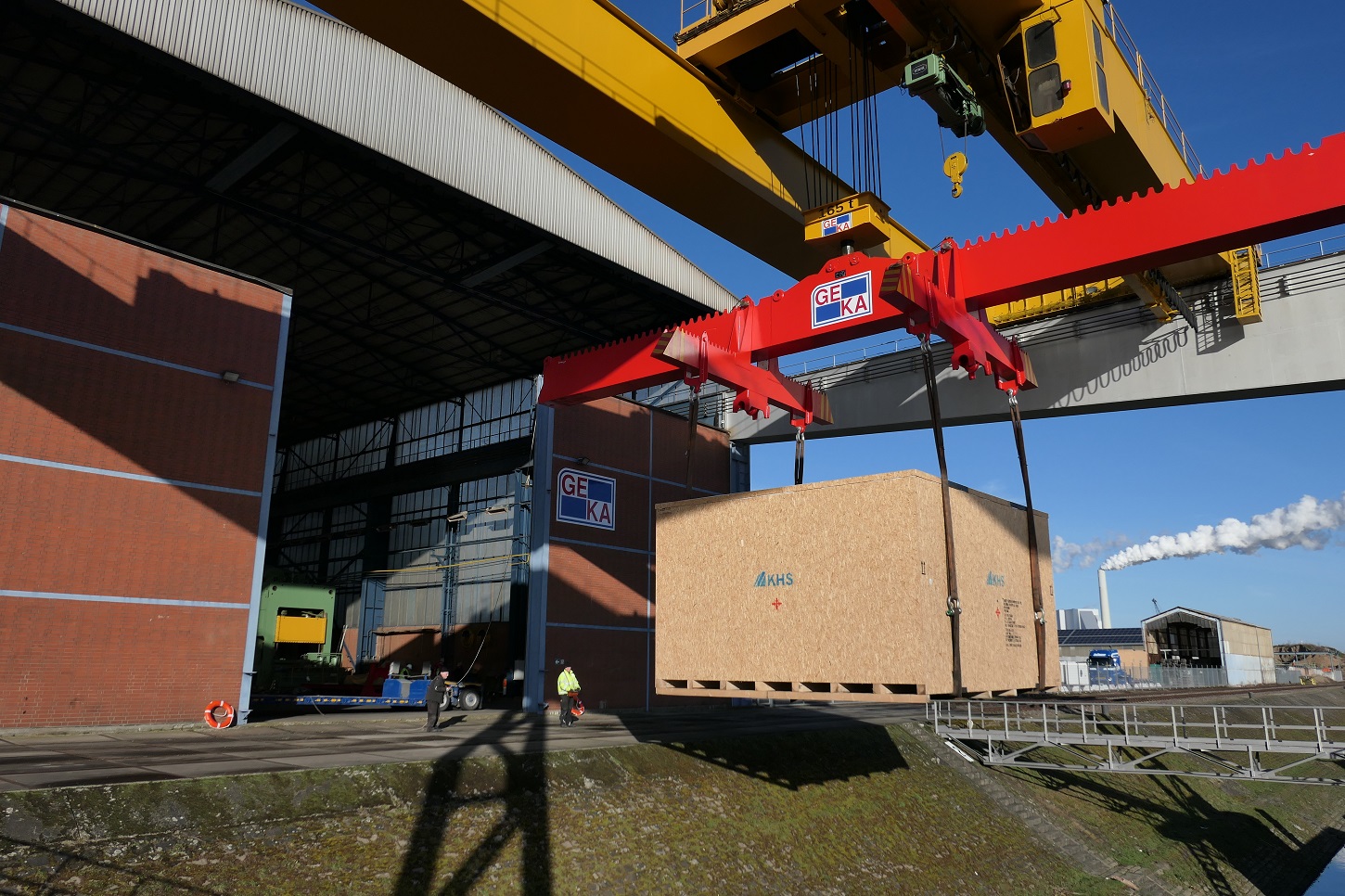 Schwerguttransport auf dem Gelände des GEKA Schwergut-Terminals Mannheim