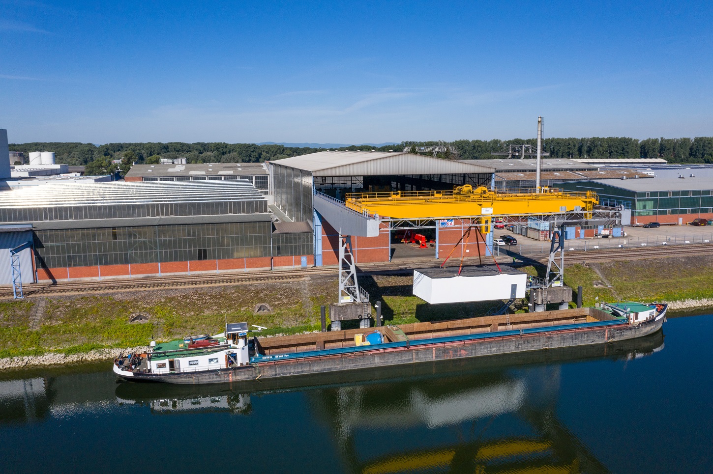 Schwergut Verladung am Terminal in Mannheim