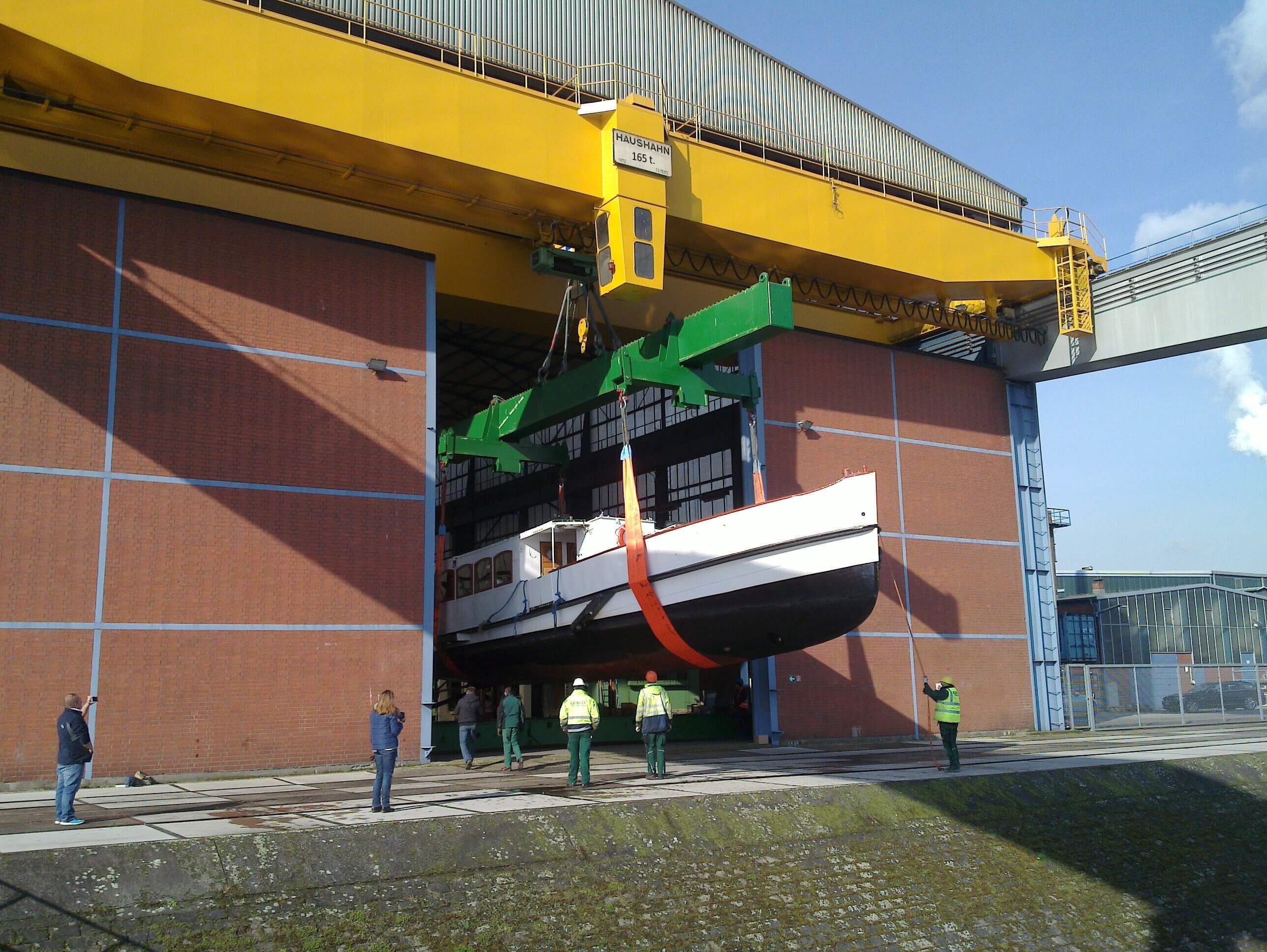 Personenschiff hängt am 165 t Krahn des GEKA Schwergut-Terminals Mannheim